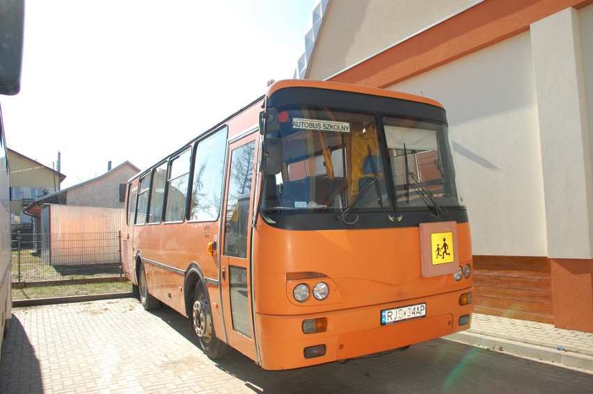 Pijany kierowca szkolnego autobusu wiózł uczniów do szkoły w Nienaszowie [ZDJĘCIA]