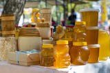 Produkty pszczele to nie tylko miód. Zobacz, jakie właściwości lecznicze mają najzdrowsze dary od pszczół, które stosuje się w apiterapii