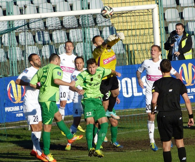 Piłkarze Stali Stalowa Wola (z numerem 22 Łukasz Sekulski) przegrali na swoim stadionie ze Śląskiem Wrocław 0:1.