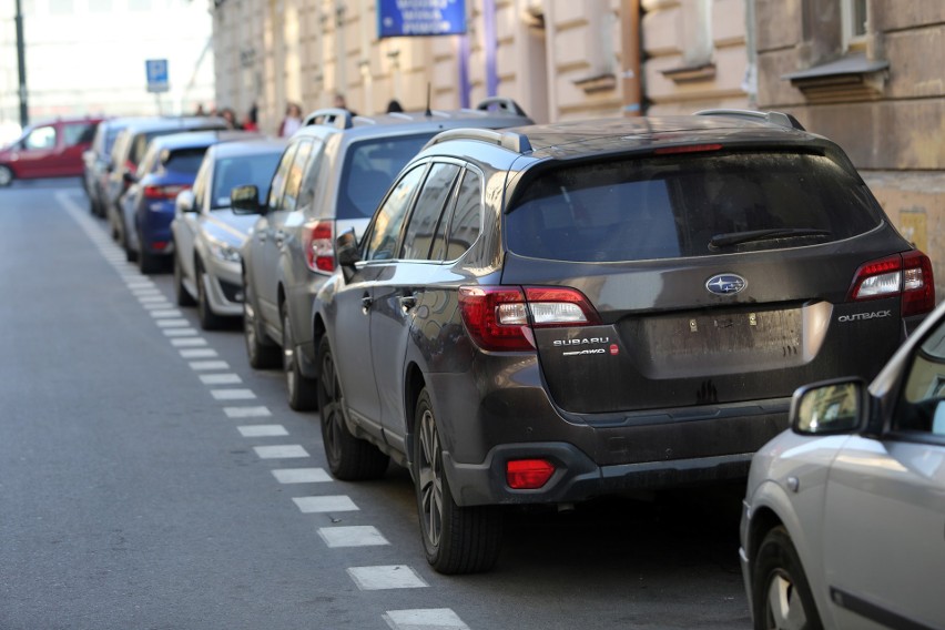 Kraków. 30 samochodów uszkodzonych przy ulicy Radziwiłłowskiej