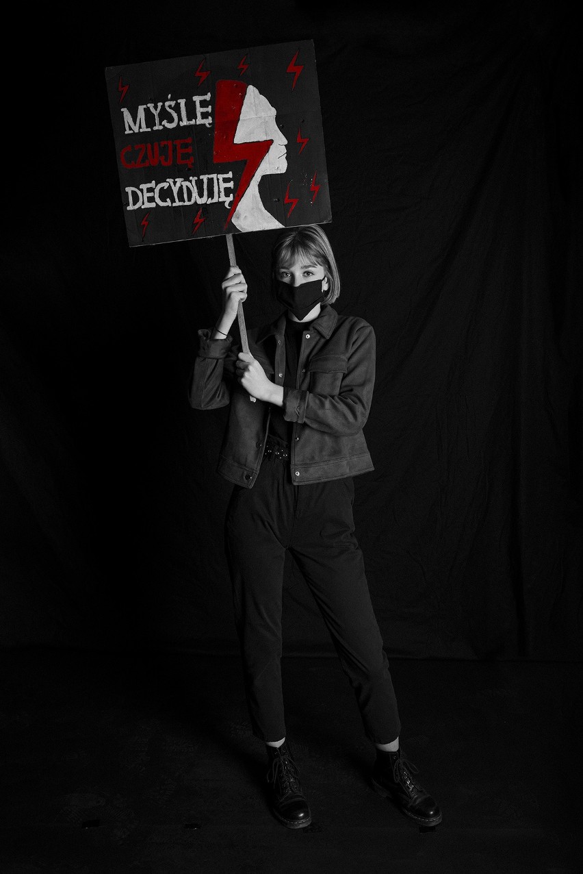 Młodzi walczą o prawa kobiet. Fotograf z Barlinka portretuje protestujące nastolatki. Zobacz zdjęcia!
