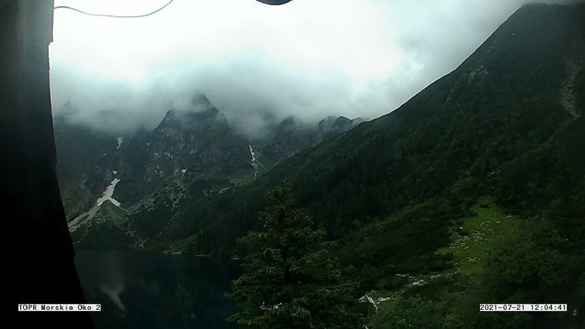 Tatry. Uwaga na śliskie szlaki. Na wycieczce przydadzą się też czapka i rękawiczki. W górach zimno 