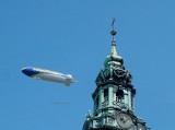 Równo rok temu nad Krosnem Odrzańskim przeleciał potężny sterowiec Goodyear Blimp. Oto zdjęcia mieszkańców z tego wydarzenia