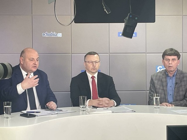 Debata kandydatów na burmistrza Opatowa. Od lewej: Artur Lis, Grzegorz Gajewski i Andrzej Chaniecki.