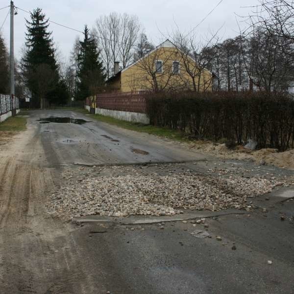 Dziury w ulicy Polnej gmina ma załatać latem.