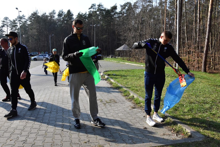 Piłkarze ręczni PGE VIVE Kielce wraz z kibicami sprzątali las na Stadionie [ZDJĘCIA, VIDEO]