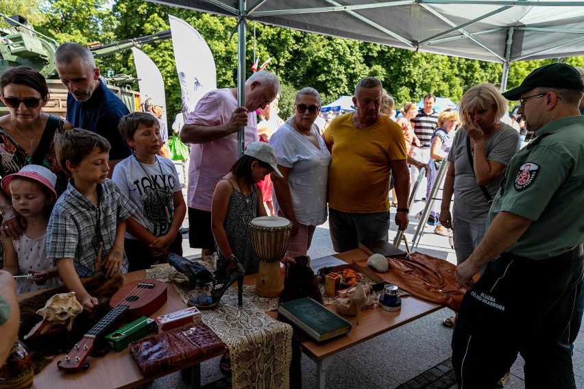 Białystok. Pojazdy oraz sprzęt wojskowy na placu przed Teatrem Dramatycznym. Wszystko w ramach Święta Wojska Polskiego [ZDJĘCIA]