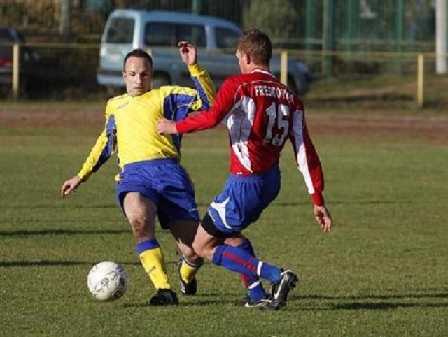 Piłkarze Piasta Białystok (żółte koszulki) odpadli z Ruchem Wysokie Mazowieckie