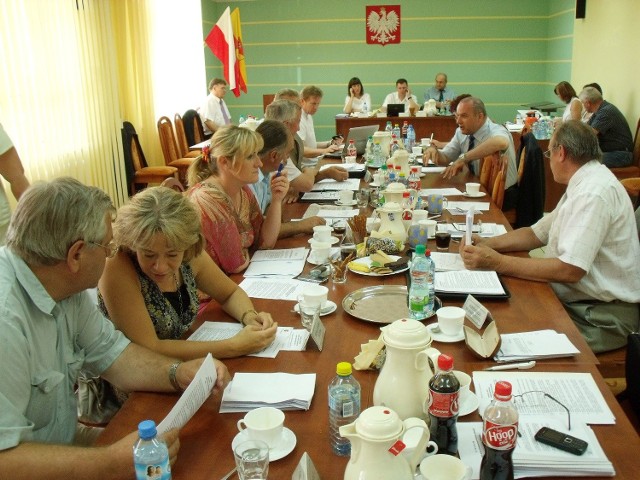 Ostatnia przed wakacjami sesja rady powiatu była wyjątkowo burzliwa. Radni spierali się o podział mandatów i przynależność gmin do okręgów wyborczych