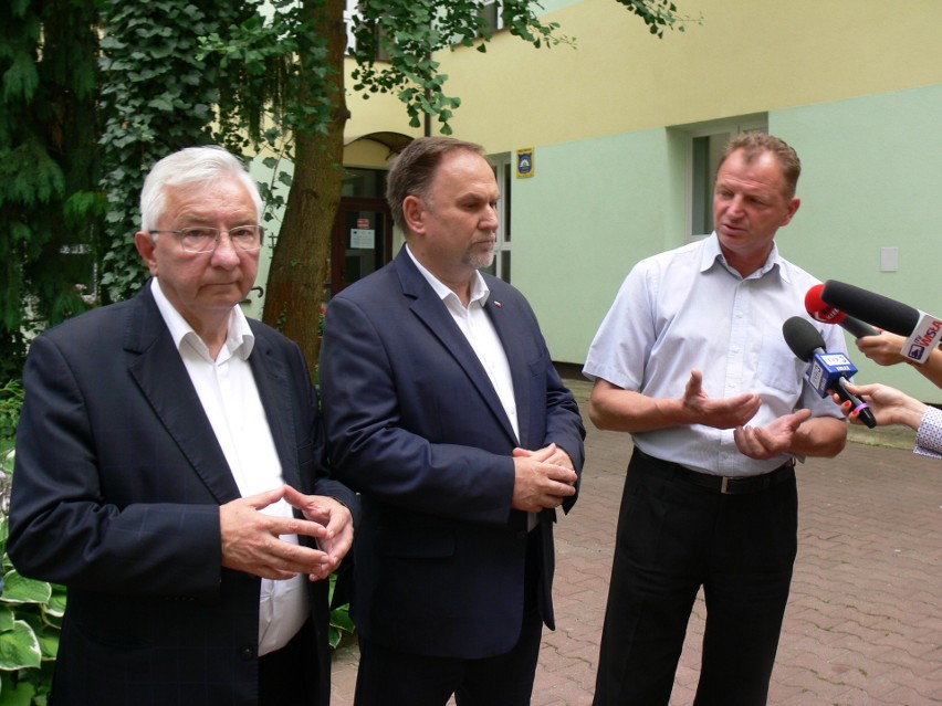 Od lewej poseł Krzysztof Lipiec, poseł Marek Kwitek i...