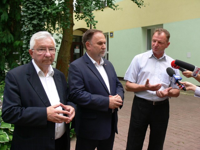 Od lewej poseł Krzysztof Lipiec, poseł Marek Kwitek i  Waldemar Maruszczak, kierownik Agencji Restrukturyzacji i Modernizacji Rolnictwa w Sandomierzu mówili o potrzebie udziału w niedzielnych wyborach do izb rolniczych.