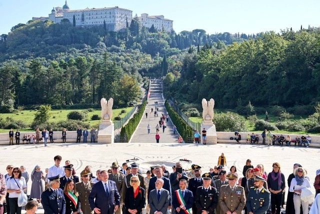 Na cmentarzu na Monte Cassino pochowanych jest ponad tysiąc żołnierzy 2. Korpusu Polskiego, uczestników walk o wzgórze.