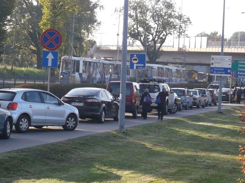 Wrocław: Tłoczno na cmentarzu Osobowickim, ale wiele osób wybrało dojazd komunikacją (ZDJĘCIA)