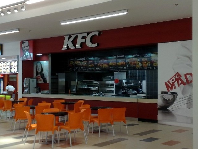 KFC znajduje się w części gastronomicznej Galerii Sanowa w Przemyślu.