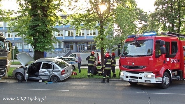 Ciężarówka wjechała w samochód w Tychach, tuż przy komendzie...