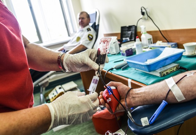 Poznaniacy oddali krew podczas akcji WOŚP. Może ona pomóc Pawłowi Adamowiczowi, który został zaatakowany w Gdańsku