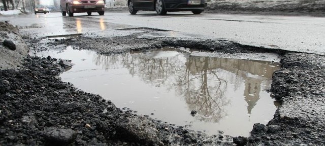 Ta kolosalna dziura na alei IX Wieków w Kielcach zagraża kierowcom od kilku dni.
