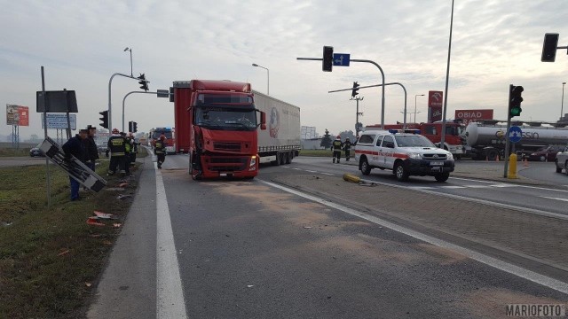 39-Litwin kierujący ciężarowym volvo, wjechał na skrzyżowanie na czerwonym świetle i zderzył się z tirem, również marki Volvo, kierowanym przez 46-latka. Na szczęście nikt w zdarzeniu nie ucierpiał, a sprawca został ukarany mandatem. Do kolizji doszło około godz. 9.50 na skrzyżowaniu koło stacji paliw Orlenu.ZOBACZ NAJNOWSZY ODCINEK "INFO Z POLSKI"