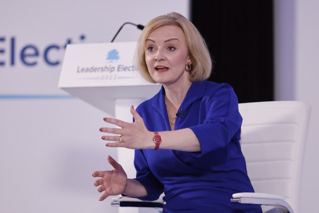 Według sondaży wśród członków Partii Konserwatywnej, Liz Truss jest wyraźną faworytką trwających wyborów, których wynik zostanie ogłoszony 5 września. Jeśli wygra, dzień później zastąpi Borisa Johnsona na stanowisku premiera kraju.