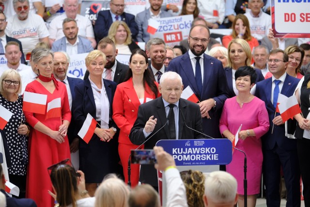 Prezes Jarosław Kaczyński i kandydaci do Sejmu i Senatu podczas kujawsko-pomorskiej konwencji wyborczej Prawa i Sprawiedliwości w sobotę 16 września w Centrum Targowym "Park" w Toruniu