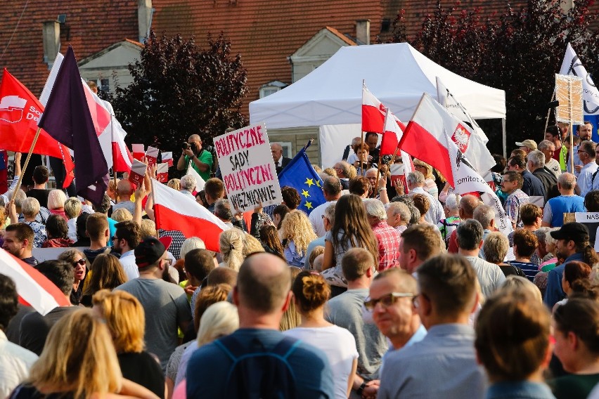 Protest na Placu Solidarności przeciwko reformie sądów. Przyszedł tłum [zdjęcia, wideo] 