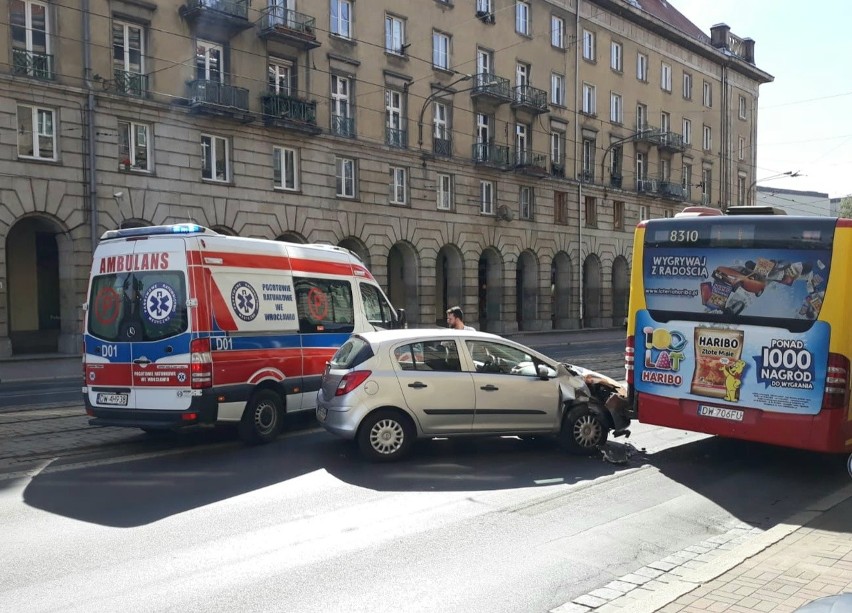 Wypadek w centrum Wrocławia. Kobieta wjechała w autobus MPK