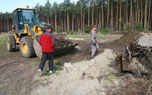 W miejscu, gdzie miał być parking przy niżańskim cmentarzu leżały hałdy ziemi i gruzu. Na szczęście rozpoczęło się już sprzątanie. Burmistrz Niska mówi, że plac do parkowania powstanie do Święta Zmarłych.