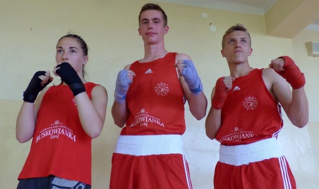 Liderzy ekipy buskiego klubu Ring (od lewej): Maja Ficek, Maciej Kielar, Michał Pawełczyk są gotowi do występów w mistrzowskim turnieju.