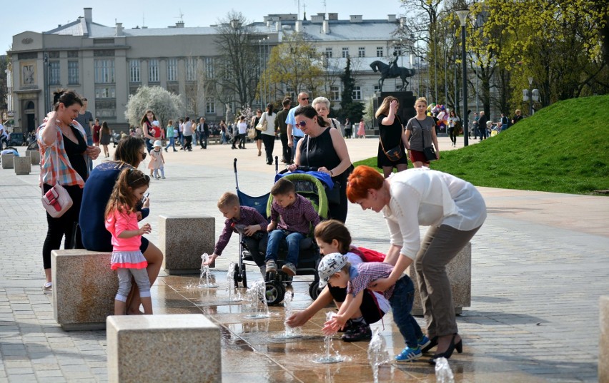 Oblężenie fontann na Placu Litewskim. Niedziela niehandlowa w plenerze (ZDJĘCIA)