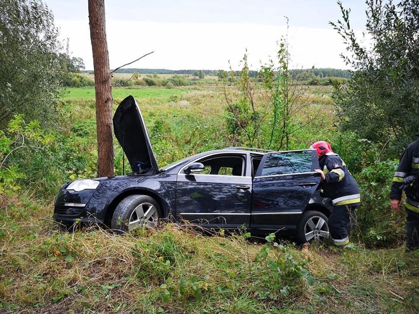 Ublik: Wypadek w powiecie piskim. Samochód osobowy uderzył w przydrożne drzewo [ZDJĘCIA] 16.09.2019