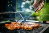 Mięso z grilla - te błędy podczas popełniamy najczęściej. Przez to dania z grilla są suche i przywierają [28.04.2024]