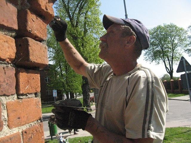 - Na razie mury są w stanie krytycznym, ale po remoncie będą wyglądać bardzo ładnie - mówił nam robotnik Andrzej Poseł.