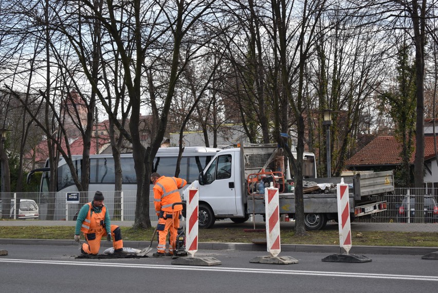 Na drodze krajowej 44 w Oświęcimiu zapadła się studzienka. Drogowcy wprowadzili ruch wahadłowy [ZDJĘCIA]