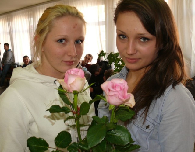 Obdarowane kwiatami dziewczyny w stalowowolskiej budowlance.