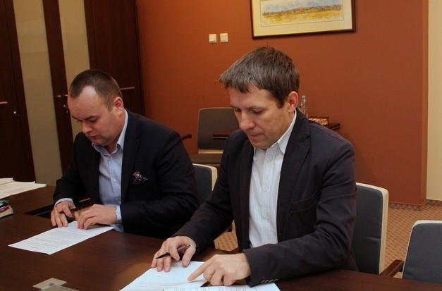 W imieniu miasta porozumienie z prezesem zarządu HB HOLDING sp. z o.o. Markiem Hajbosem podpisał zastępca prezydenta Łomży Andrzej Garlicki.