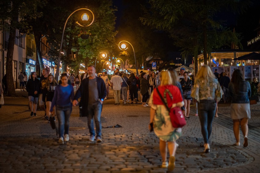 Zakopane. Krupówki nie zasypiają. Nawet nocą są wypełnione po brzegi. Mamy szczyt sezonu turystycznego