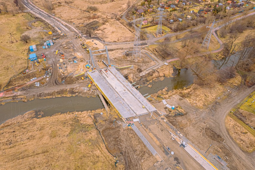 Budowa nowego mostu na Bystrzycy na ostatniej prostej. Niedługo nim pojedziemy! [ZDJĘCIA Z DRONA]