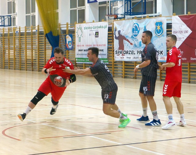 SPR Orzeł Przeworsk (czerwone stroje) przegrał w Krakowie.