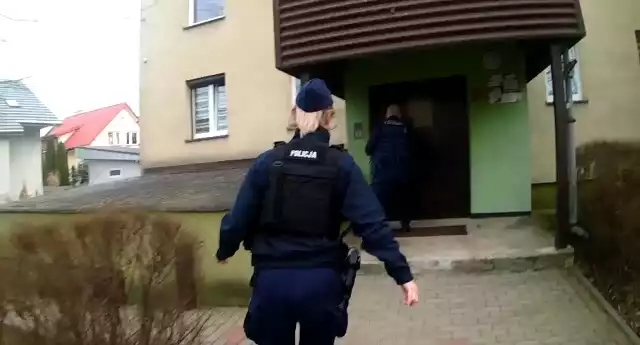 Policjanci z białostockiej patrolówki ewakuowali blisko 40 osób z zadymionego budynku przy ulicy Rzemieślniczej w Białymstoku