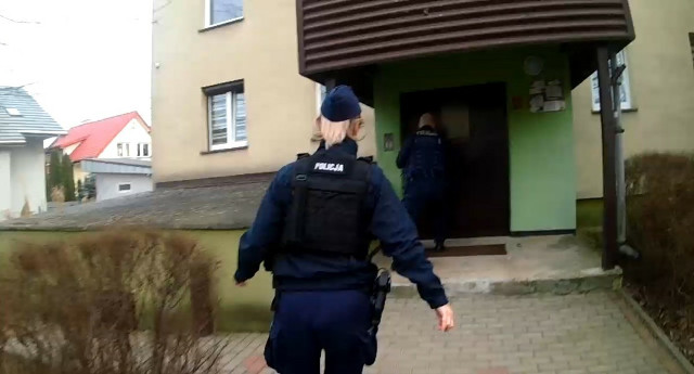 Białostoccy policjanci ewakuowali mieszkańców z zadymionego bloku. Zobacz nagranie