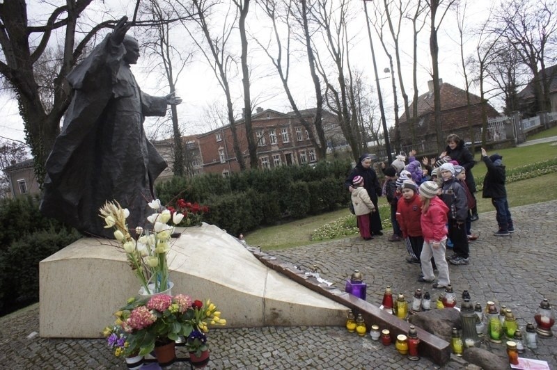 Poznaniacy odwiedzali pomnik Jana Pawła II na Ostrowie...