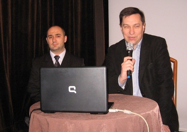 Wykład o generale Pułaskim wygłosił profesor Dariusz Kupisz, z UMCS.Z lewej- prowadzący spotkanie Paweł Puton.