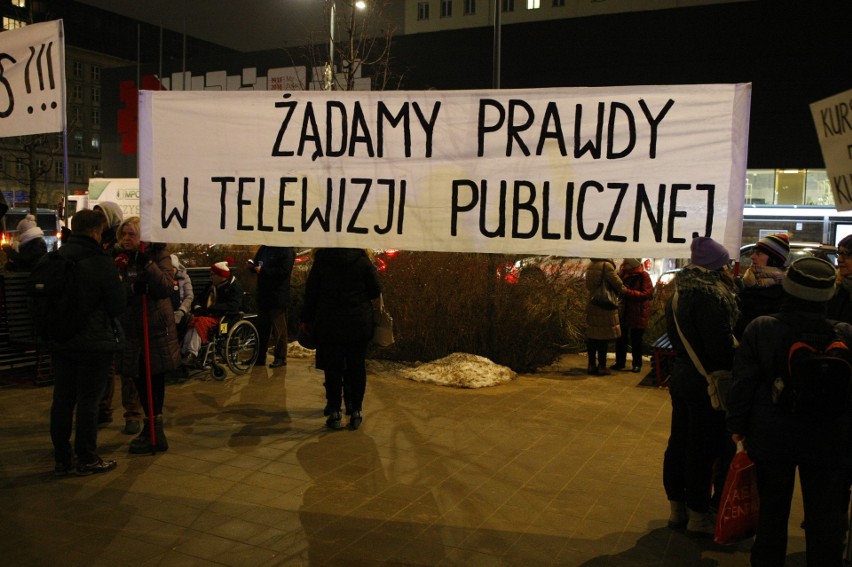 Warszawa: Protest przed siedzibą TVP Info na pl. Powstańców Warszawy [ZDJĘCIA] "Stop propagandzie nienawiści" po zabójstwie Adamowicza