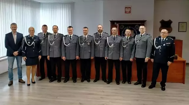 Uroczyste pożegnanie trzech policjantów w Komendzie Miejskiej Policji w Dąbrowie GórniczejZobacz kolejne zdjęcia/plansze. Przesuwaj zdjęcia w prawo naciśnij strzałkę lub przycisk NASTĘPNE