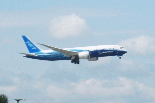 Boeing 787 Dreamliner [N787BA] ląduje w Warszawie 24 czerwca 2011 r.