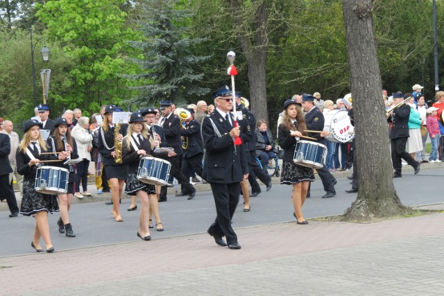 Trzeciomajowe uroczystości w CiechocinkuZ kościoła uczestników uroczystości powiodła na plac przed pomnikiem Orkiestra Dęta OSP w Raciążku