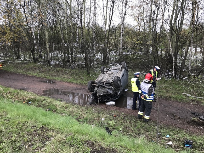 Samochód osobowy dachował po zjechaniu z trasy. Wypadek na...