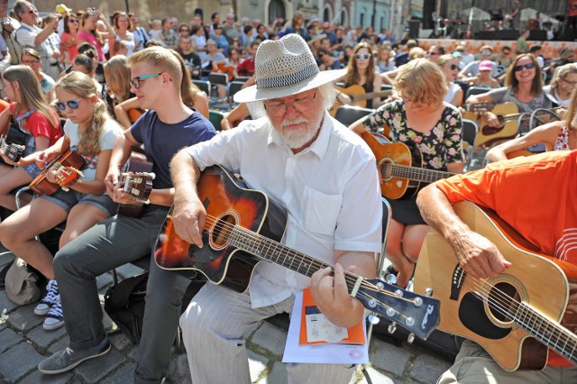 Najpopularniejszą imprezą Akademii Gitary jest co roku happening gitarowy na Starym Rynku w Poznaniu