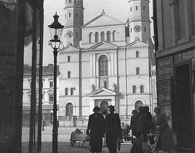 Przedwojenny widok na bydgoski Stary Rynek. Po lewej narożnik domu konfekcyjnego braci Mateckich