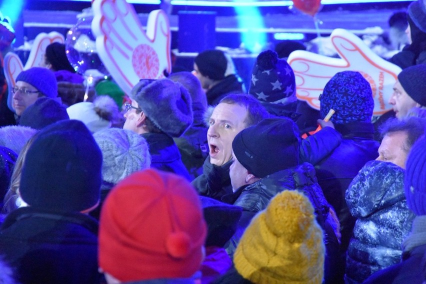 Sylwester 2018 w Zakopanem. Tak na Równi bawiła się publiczność oraz VIPy (w tym marszałek sejmu)